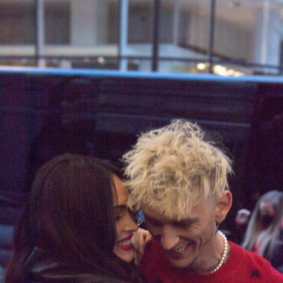 Machine Gun Kelly porte Megan Fox dans ses bras en arrivant aux studios de NBC à New York pour l'enregistrement de l'émission "Saturday Night Live", le 30 janvier 2021.