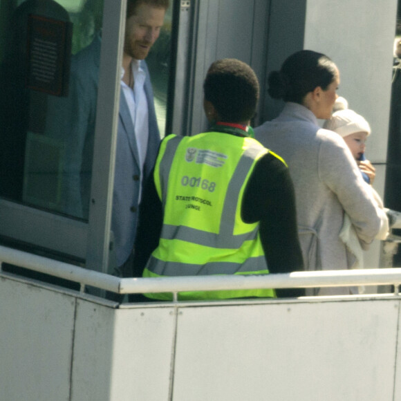 Exclusif - Le prince Harry, duc de Sussex, Meghan Markle, duchesse de Sussex et leur fils Archie Harrison Mountbatten-Windsor arrivent à l'aéroport international du Cap, Afrique du Sud, le 23 septembre 2019, pour un voyage officiel de 10 jours sur le continent africain.