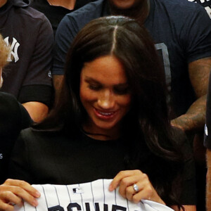 Le prince Harry, duc de Sussex, et Meghan Markle, duchesse de Sussex vont saluer les équipes de baseball "Boston Red Sox" et "New York Yankees" dans leurs vestiaires dans le cadre des Invictus Games 2019 au London Stadium. En cette occasion, le couple royal a reçu en cadeau pour leur fils Archie, un maillot floqué "Archie", de la part de chaque équipe, avant de rejoindre les tribunes pour assister au match. Londres, le 29 juin 2019.