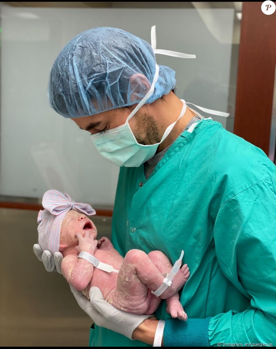 Enrique Iglesias dévoile une première photo de son troisième enfant sur Instagram, le 13 février 2020.
