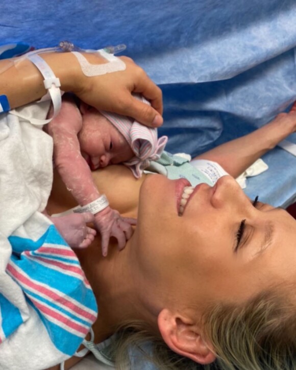 Anna Kournikova dévoile les premières photos de son troisième enfant avec Enrique Iglesias sur Instagram