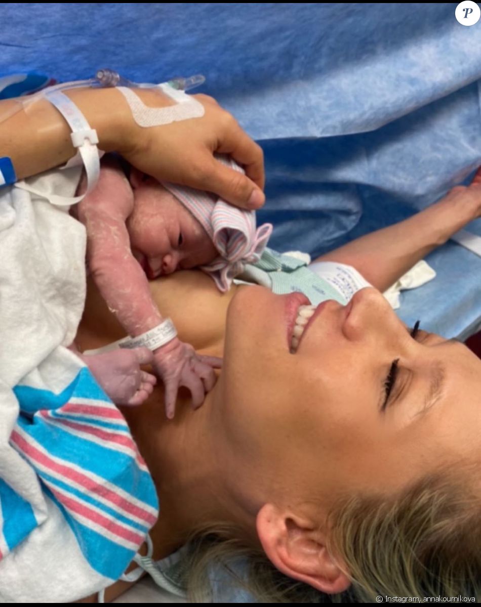 Anna Kournikova dévoile les premières photos de son troisième enfant avec Enrique Iglesias sur Instagram, le 13 février 2020.