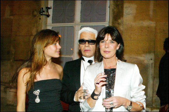 Karl Lagerfeld, Caroline de Monaco et Charlotte Casiraghi à Paris en 2004.