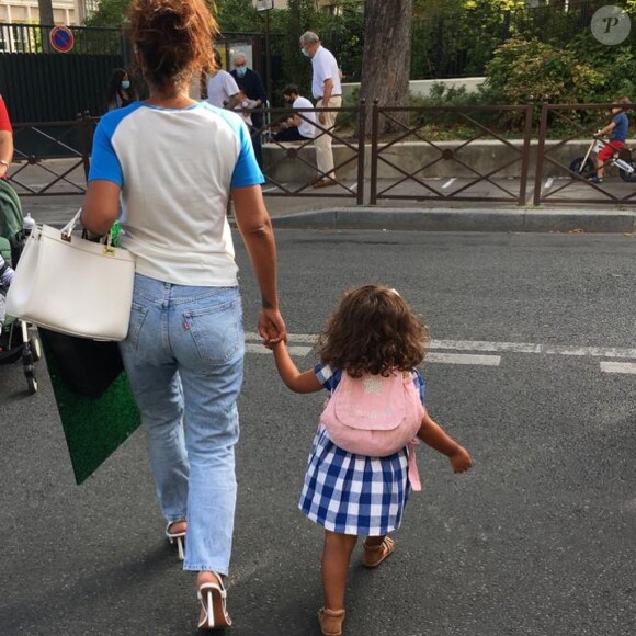 Amel Bent accompagne sa fille Hana à sa rentrée des classes. Septembre 2020.