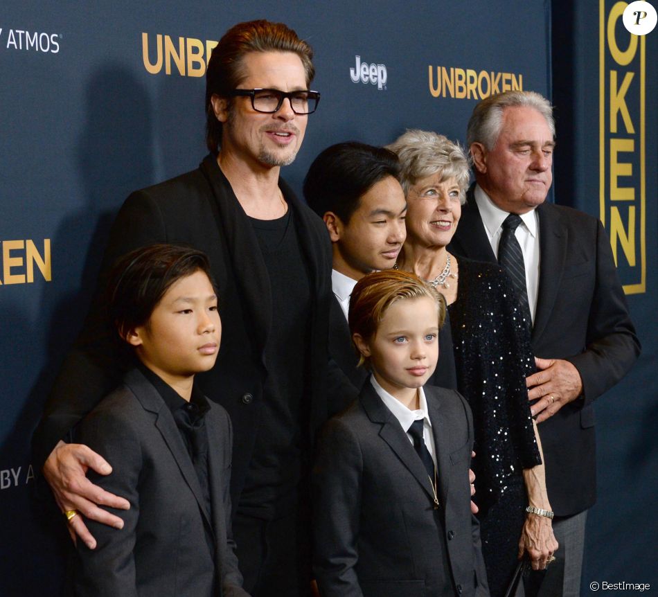 Brad Pitt, Maddox Jolie-Pitt, Pax Jolie-Pitt, Shiloh Jolie-Pitt et ses parents Jane et William Alvin Pitt à la première du film "Unbroken" à Hollywood, le 15 décembre 2014.