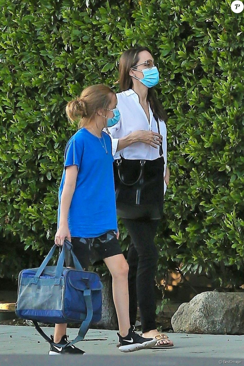 Exclusif - Angelina Jolie semble déposer sa fille de 14 ans, Shiloh chez des amis à Los Angeles, le 25 août 2020.