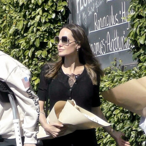 Exclusif - Angelina Jolie est allée acheter des fleurs avec ses enfants Shiloh et Vivienne dans le quartier de Los Feliz à Los Angeles. Shiloh marche difficilement à l'aide de béquilles. Le 8 mars 2020.