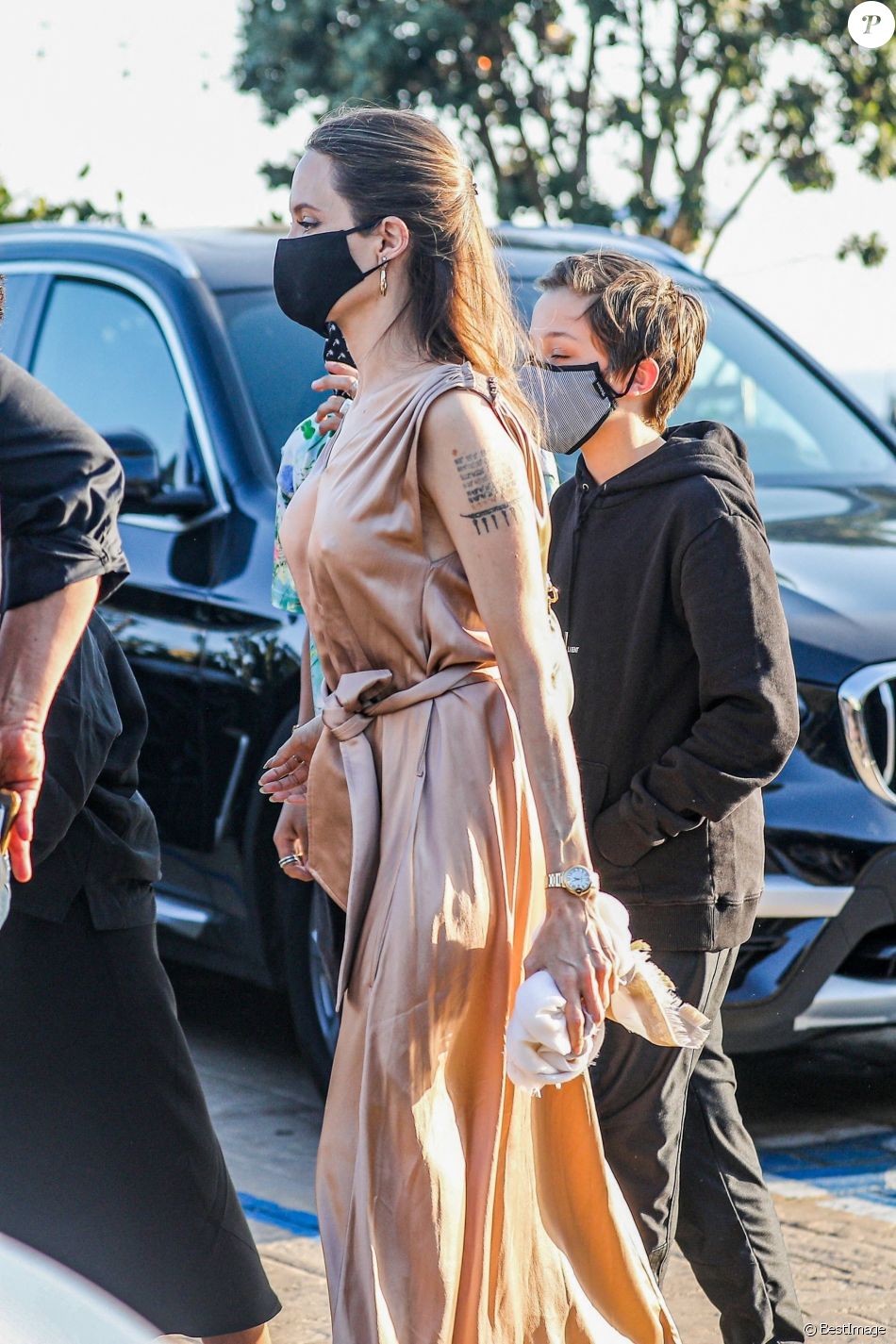 Angelina Jolie et Knox Jolie-Pitt au restaurant Nobu dans le quartier de Malibu à Los Angeles pendant l'épidémie de coronavirus (Covid-19), le 27 août 2020.