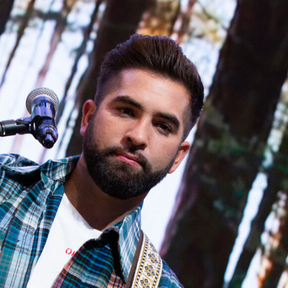 Kendji Girac lors de la 32ème édition du Télévie, l'opération de récolte de dons de RTL Belgium au profit du Fonds de la recherche scientifique (FNRS) pour aider la lutte contre la leucémie et le cancer.