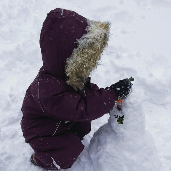 La fille de Diane Kruger et Norman Reedus construit un bonhomme de neige. Février 2021.