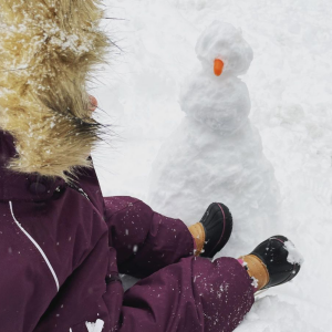 La fille de Diane Kruger et Norman Reedus construit un bonhomme de neige. Février 2021.