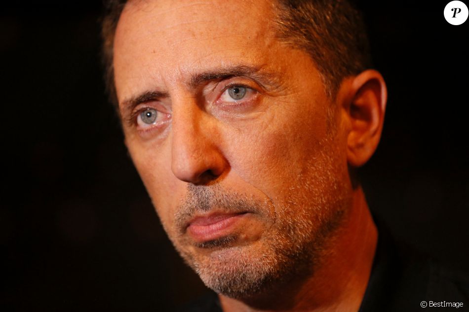Gad Elmaleh présente en avant-première son album où il intérprète les grands succès de Claude Nougaro lors d'un concert privé