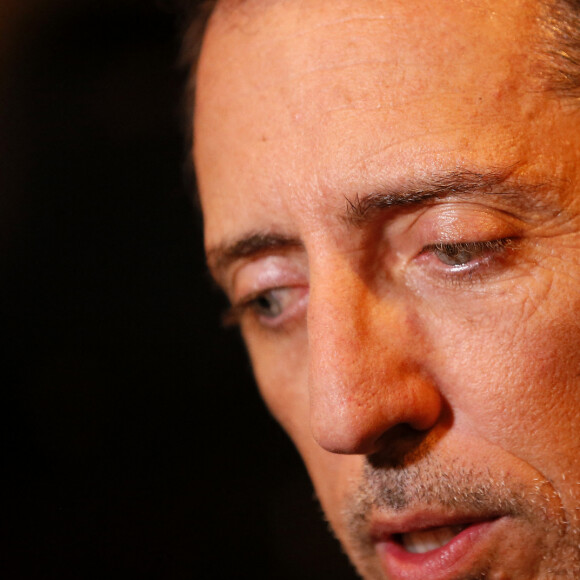 Gad Elmaleh présente en avant-première son album où il intérprète les grands succès de Claude Nougaro lors d'un concert privé (30 personnes) sur la péniche "Maison Claude Nougaro" à Toulouse, le 24 août 2020. Le premier extrait, le célèbre "Amstrong" sera disponible dès le 4 septembre. Gad reprend 12 titres de Claude Nougaro sur un album "Dansez sur moi" qui sortira le 20 novembre. Ce lundi soir, l'artiste entouré de ses musiciens a présenté six chansons. Cécile Nougaro (la fille de Claude Nougaro) était présente aux côtés de Gad Elmaleh pour cette soirée.