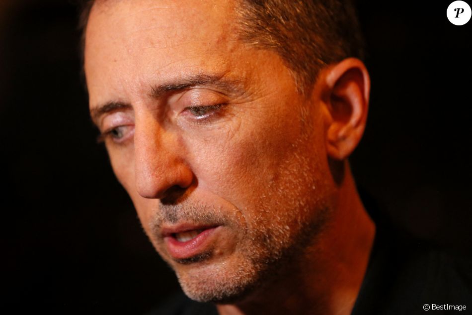 Gad Elmaleh présente en avant-première son album où il intérprète les grands succès de Claude Nougaro lors d'un concert privé (30 personnes) sur la péniche "Maison Claude Nougaro" à Toulouse, le 24 août 2020. Le premier extrait, le célèbre "Amstrong" sera disponible dès le 4 septembre. Gad reprend 12 titres de Claude Nougaro sur un album "Dansez sur moi" qui sortira le 20 novembre. Ce lundi soir, l'artiste entouré de ses musiciens a présenté six chansons. Cécile Nougaro (la fille de Claude Nougaro) était présente aux côtés de Gad Elmaleh pour cette soirée.
