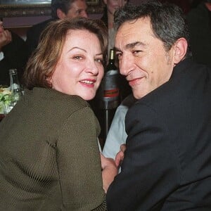 Josiane Balasko et Richard Berry lors de la soirée Motorola aux Bains à Paris, en 1999.