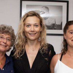 Exclusif - Michel Boujenah, Jacqueline Franjou, Caroline Vigneaux, Elodie Poux et Coline Berry après la représentation des one-woman-show "Caroline Vigneaux croque la pomme" et "Elodie Poux - Le Syndrome Du Playmobil" lors du Festival de Ramatuelle, France, le 8 août 2019. © Cyril Bruneau/Festival de Ramatuelle/Bestimage  (No Web pour la Belgique et la Suisse) 