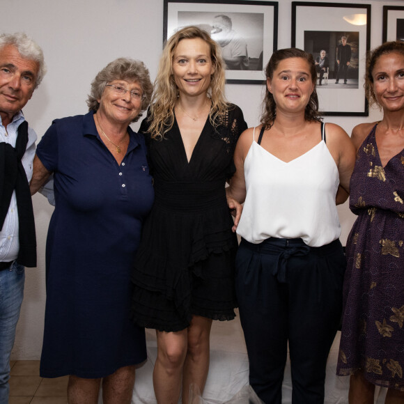 Exclusif - Michel Boujenah, Jacqueline Franjou, Caroline Vigneaux, Elodie Poux et Coline Berry après la représentation des one-woman-show "Caroline Vigneaux croque la pomme" et "Elodie Poux - Le Syndrome Du Playmobil" lors du Festival de Ramatuelle, France, le 8 août 2019. © Cyril Bruneau/Festival de Ramatuelle/Bestimage  (No Web pour la Belgique et la Suisse) 