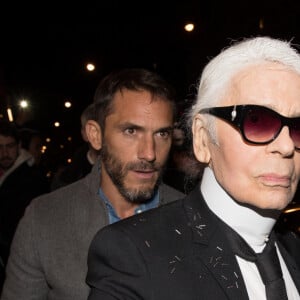 Karl Lagerfeld et son assistant Sébastien Jondeau arrivant à la soirée de Carine Roitfeld à l'hôtel Four Seasons George V à Paris, le 4 mars 2017.