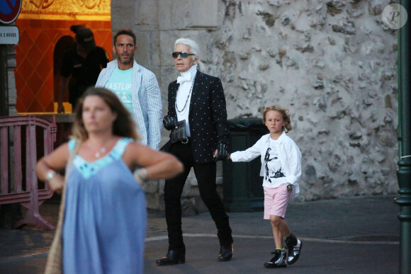 Exclusif - Karl Lagerfeld se promène avec Sébastien Jondeau (son assistant personnel et égérie) et son filleul et mannequin fétiche Hudson Kroenig à Saint-Tropez, le 14 août 2015.