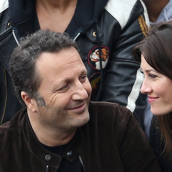 Arthur (Jacques Essebag) et sa compagne Mareva Galanter dans les tribunes de la finale homme des internationaux de France de Roland Garros à Paris le 5 juin 2016. © Moreau-Jacovides / Bestimage