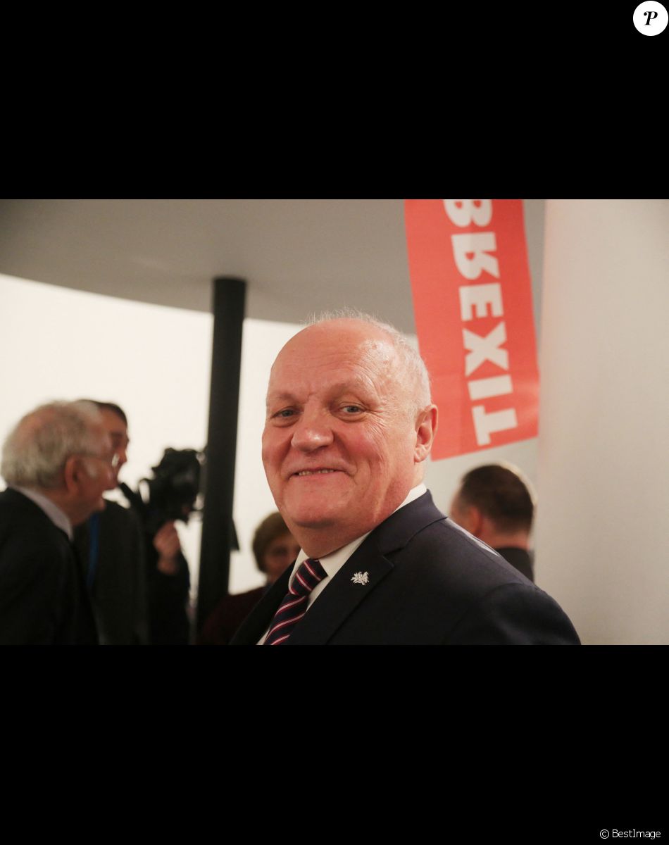 Info - François Asselineau en garde à vue pour harcèlement et "agressions sexuelles" - François Asselineau - Les politiques français souverainistes se réunissent pour une soirée en l'honneur du Brexit à Paris. © Panoramic / Bestimage