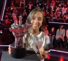 Rebecca gagnante de The Voice Kids saison 7, immortalisée par Nikos Aliagas.