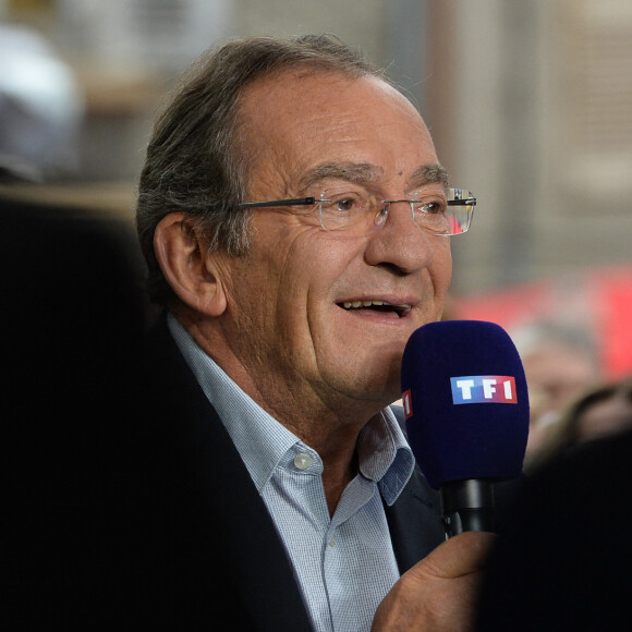 Jean-Pierre Pernaut lors du tournage de l'émission "Votre plus beau marché de France" à Montbrison. © Frédéric Chambert / Panoramic / Bestimage