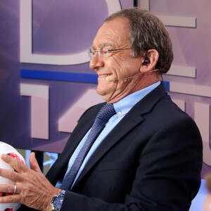 Jean-Pierre Pernaut (avec un ballon de football de la Coupe du Monde dans les mains), présentateur pour TF1 du défilé militaire du 14 Juillet sur les Champs-Elysées à Paris. © Stéphane Lemouton / Bestimage