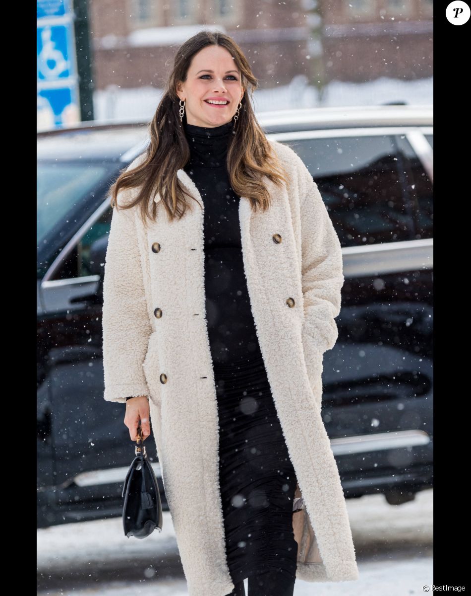 La princesse Sofia (Hellqvist) de Suède à son arrivée pour la cérémonie de remise des diplômes numérique d'infirmières de Sophiahemmet Högskolas à l'hôpital Sophiahemmet à Stockholm, février 2021.