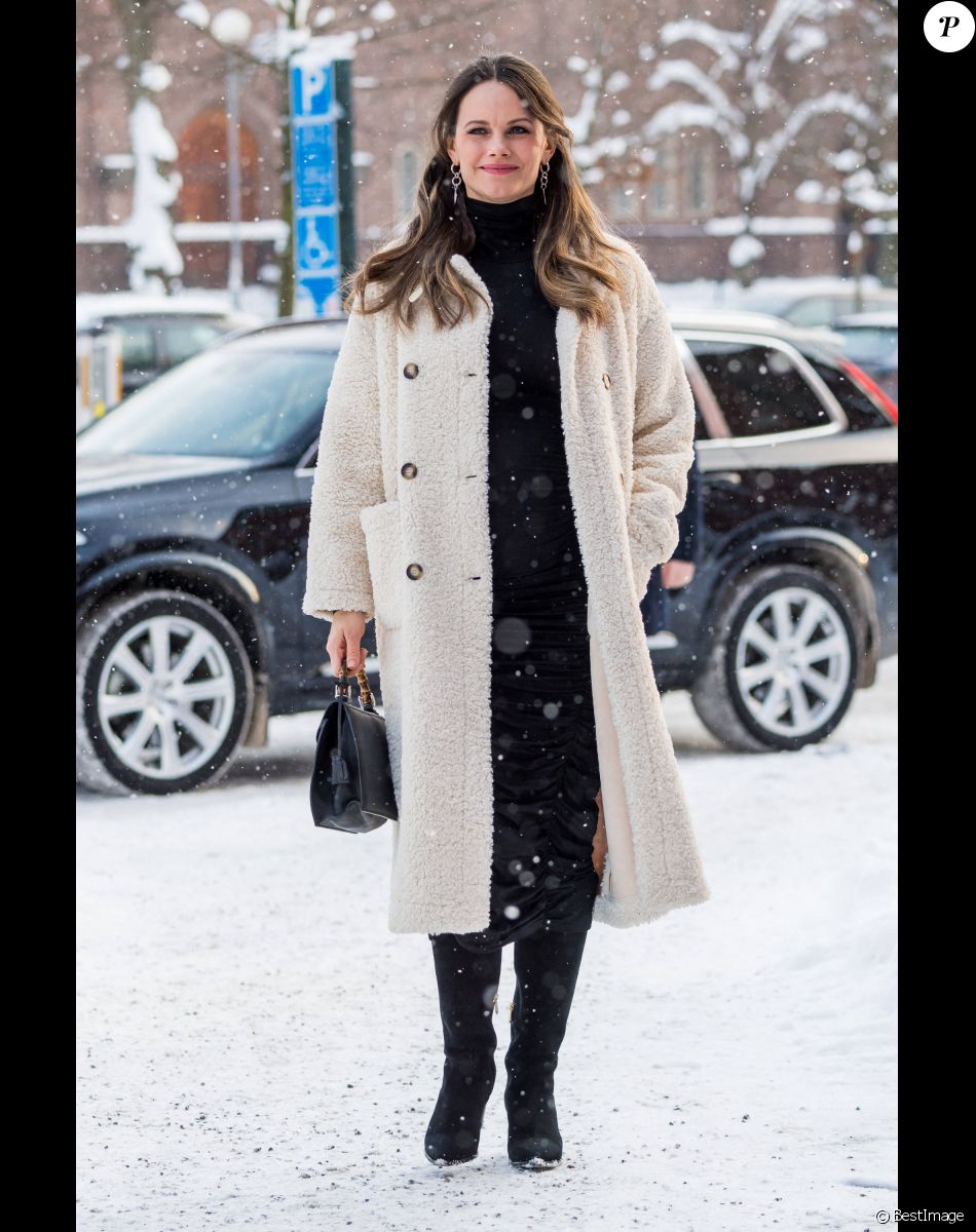 La princesse Sofia (Hellqvist) de Suède à son arrivée pour la cérémonie de remise des diplômes numérique d'infirmières de Sophiahemmet Högskolas à l'hôpital Sophiahemmet à Stockholm, le 5 février 2021.