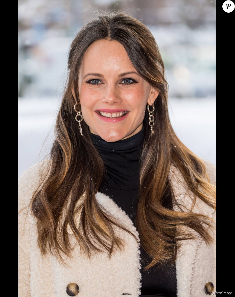 La princesse Sofia (Hellqvist) de Suède à son arrivée pour la cérémonie de remise des diplômes numérique d'infirmières de Sophiahemmet Högskolas à l'hôpital Sophiahemmet à Stockholm, le 5 février 2021.