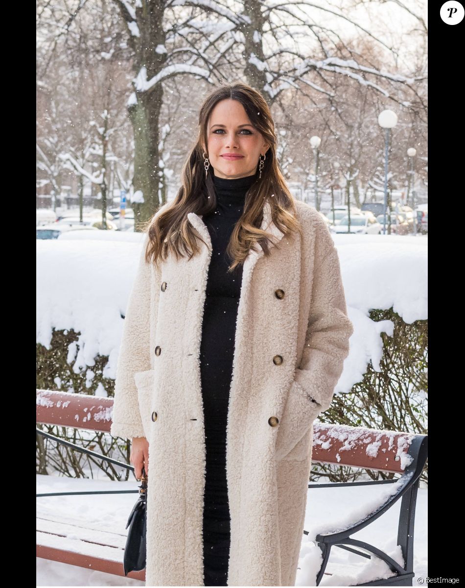 La princesse Sofia (Hellqvist) de Suède à son arrivée pour la cérémonie de remise des diplômes numérique d'infirmières de Sophiahemmet Högskolas à l'hôpital Sophiahemmet à Stockholm, le 5 février 2021.