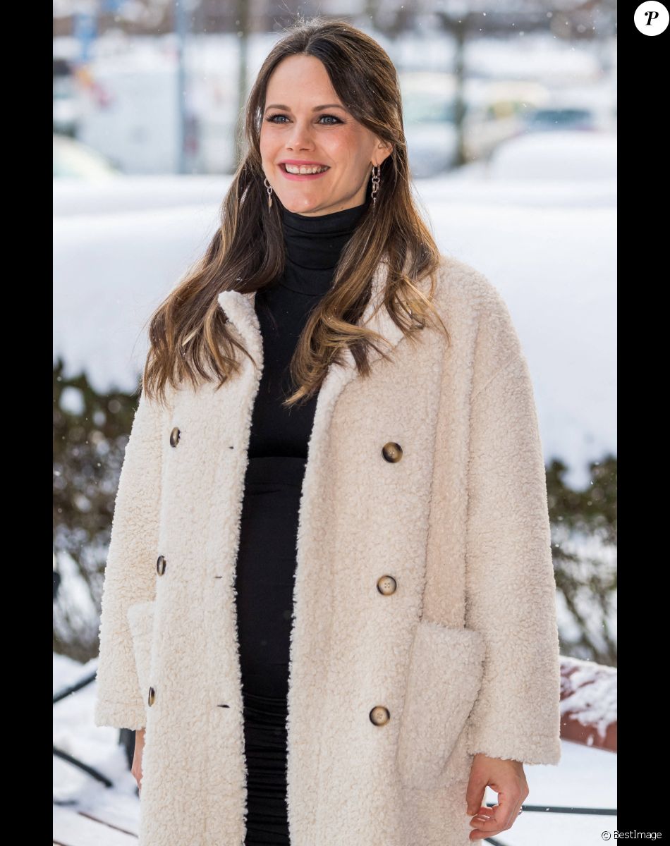 La princesse Sofia (Hellqvist) de Suède à son arrivée pour la cérémonie de remise des diplômes numérique d'infirmières de Sophiahemmet Högskolas à l'hôpital Sophiahemmet à Stockholm, le 5 février 2021.