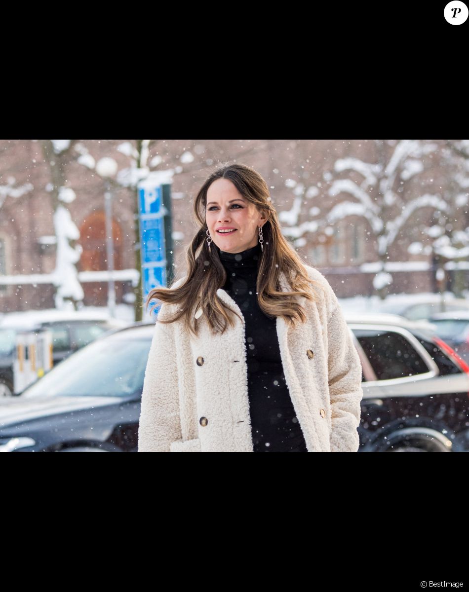 La princesse Sofia (Hellqvist) de Suède à son arrivée pour la cérémonie de remise des diplômes numérique d'infirmières de Sophiahemmet Högskolas à l'hôpital Sophiahemmet à Stockholm, le 5 février 2021.