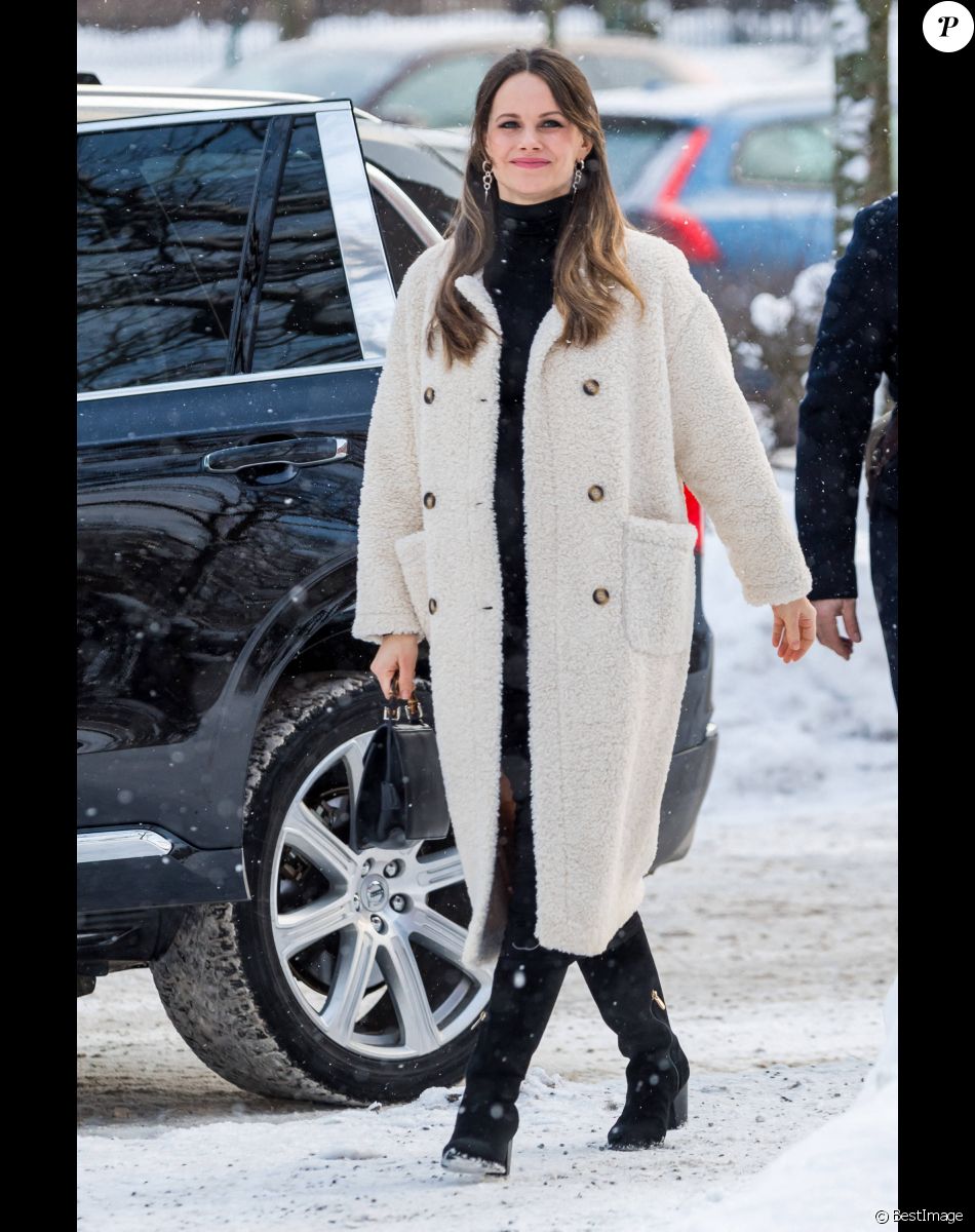 La princesse Sofia (Hellqvist) de Suède à son arrivée pour la cérémonie de remise des diplômes numérique d'infirmières de Sophiahemmet Högskolas à l'hôpital Sophiahemmet à Stockholm, le 5 février 2021.