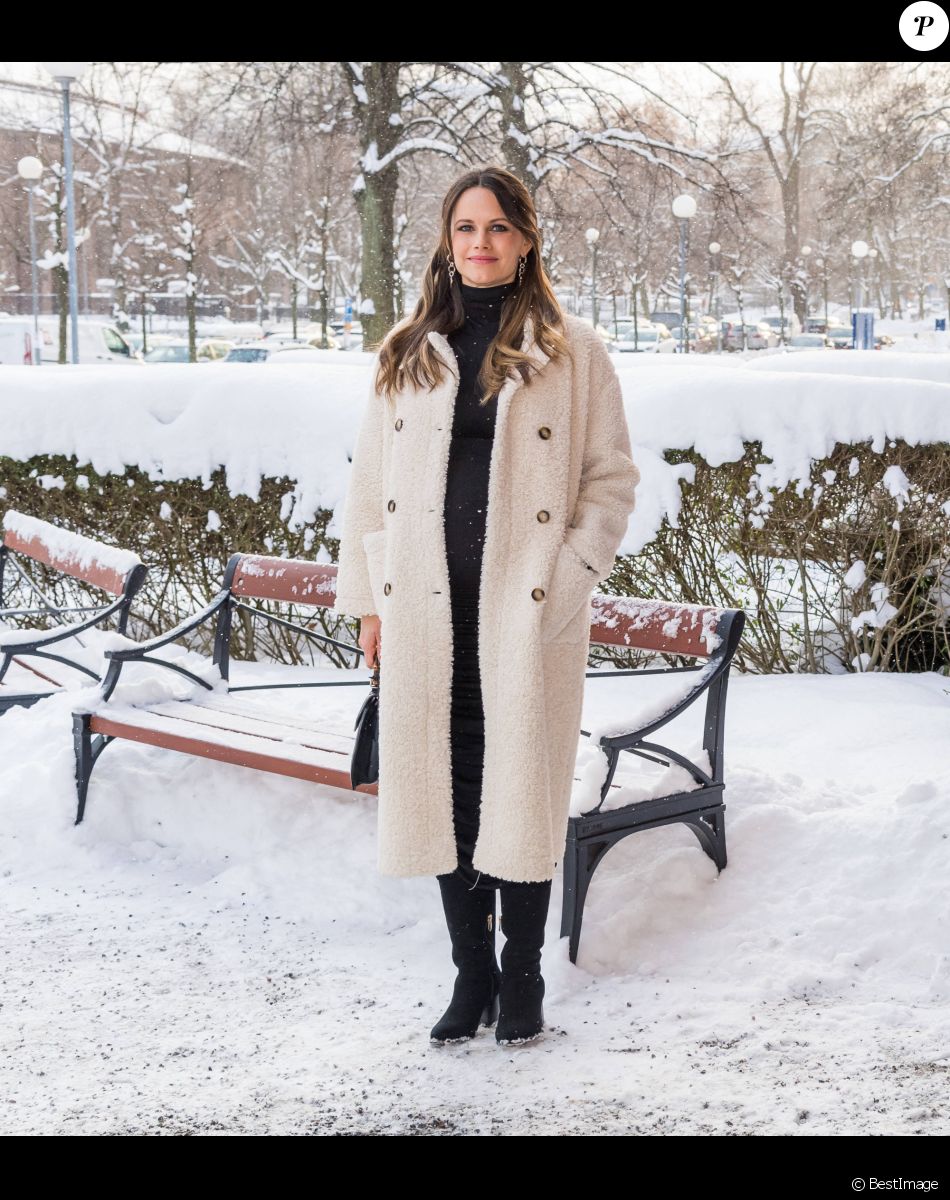 La princesse Sofia (Hellqvist) de Suède à son arrivée pour la cérémonie de remise des diplômes numérique d'infirmières de Sophiahemmet Högskolas à l'hôpital Sophiahemmet à Stockholm, le 5 février 2021.