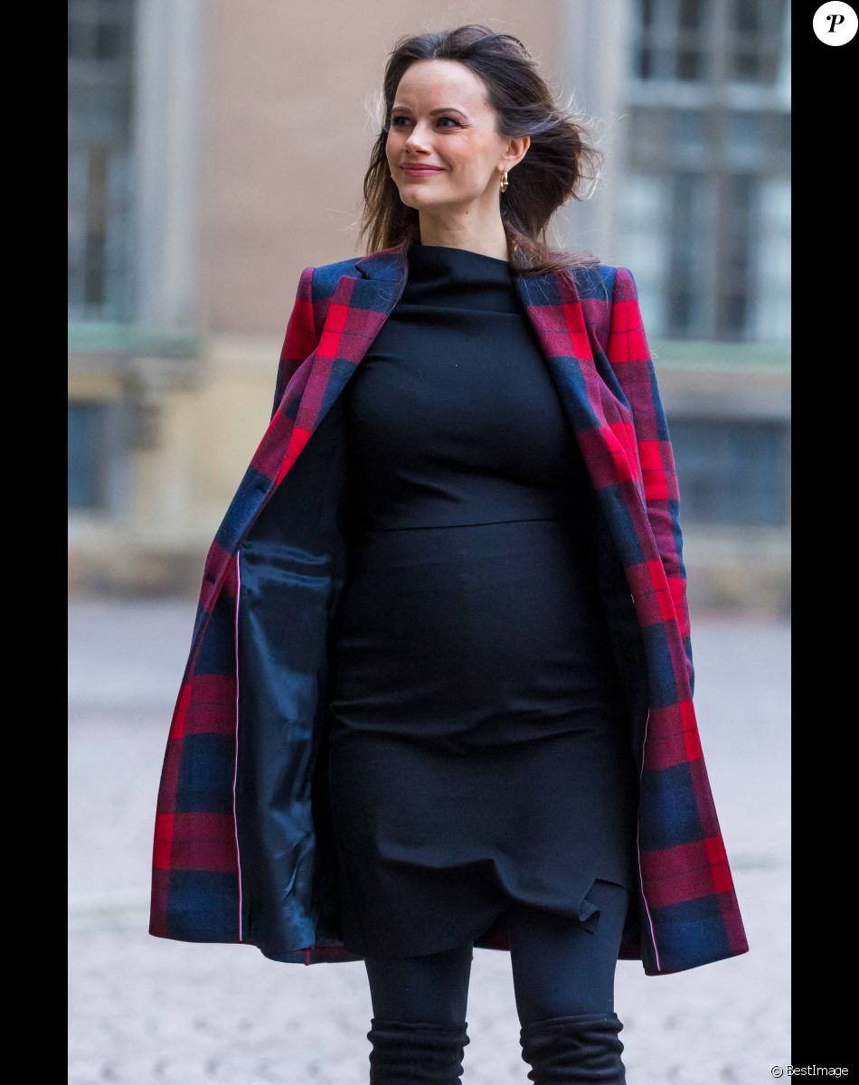 Exclusif - La princesse Sofia de Suède (enceinte) lors de la distribution des arbres de Noël au palais royal de Stockholm. Le 16 décembre 2020