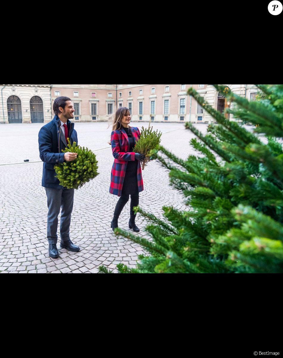 Exclusif - La princesse Sofia de Suède (enceinte) et le prince Carl Philip de Suède lors de la distribution des arbres de Noël au palais royal de Stockholm. Le 16 décembre 2020