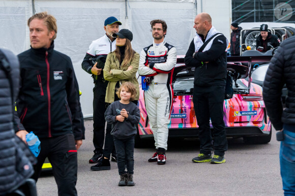 Le prince Carl Philip de Suède, la princesse Sofia et leur fils le prince Alexander lors de la Coupe Scandinave Porsche Carrera au "Mantorp Park race track" à Mantorp. Le 3 octobre 2020