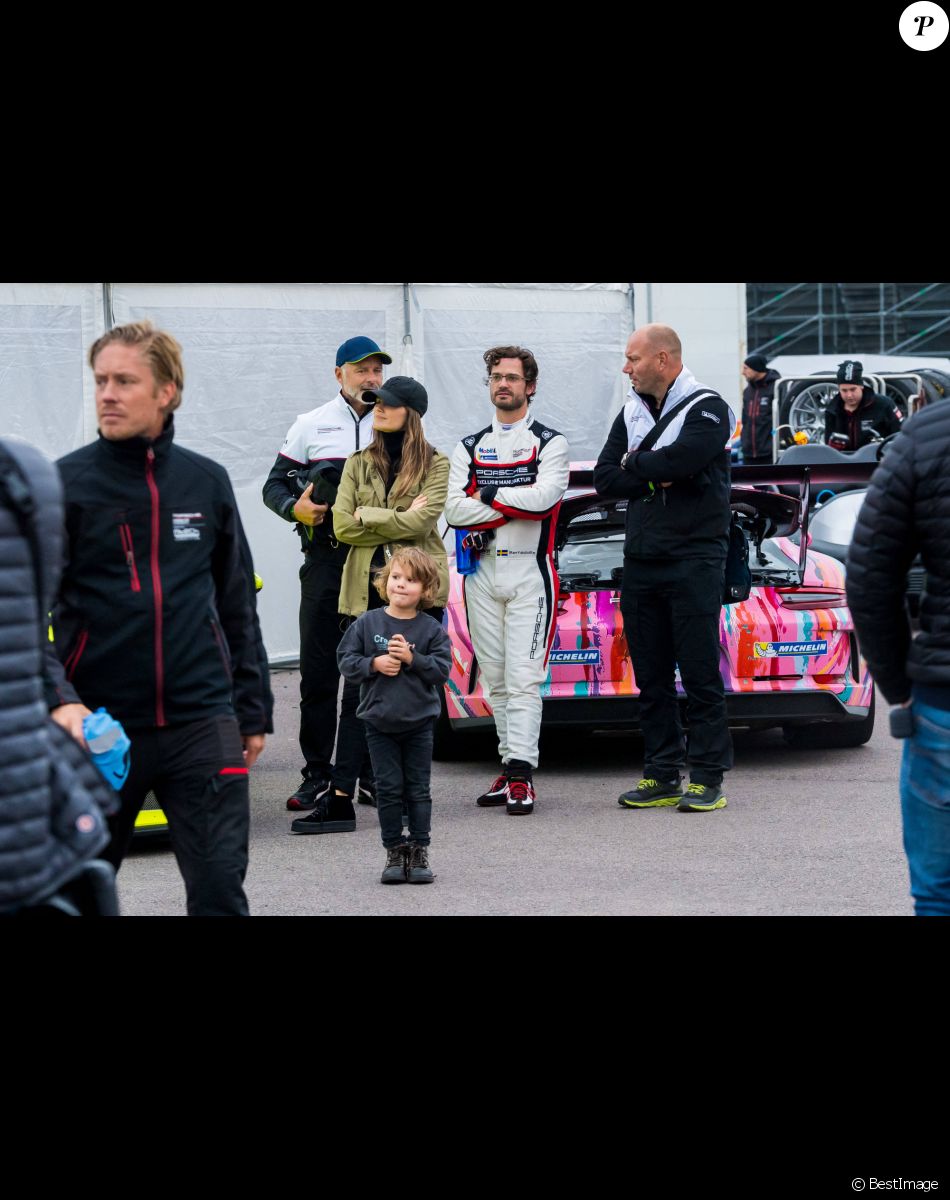 Le prince Carl Philip de Suède, la princesse Sofia et leur fils le prince Alexander lors de la Coupe Scandinave Porsche Carrera au "Mantorp Park race track" à Mantorp. Le 3 octobre 2020