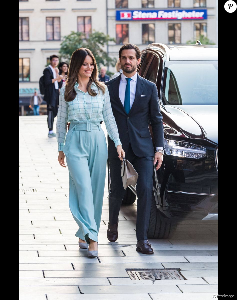 Le prince Carl Philip de Suède et la princesse Sofia viennent assister à une performance théâtrale au Stockholm City Theatre à Stockholm le 23 septembre 2020.