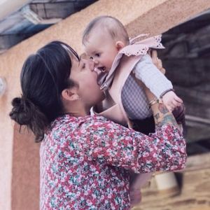 Alizée avec sa fille Maggy (6 mois).