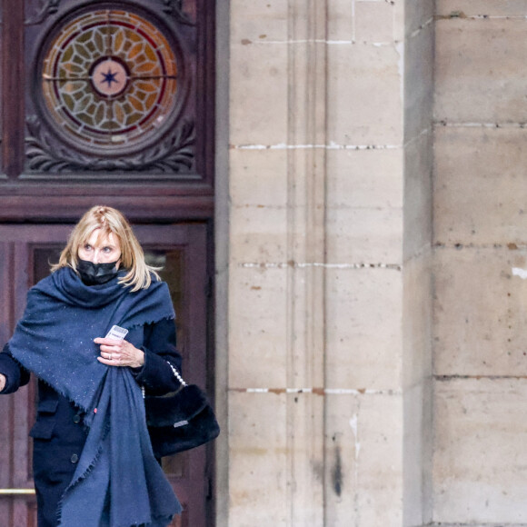 Candice Patou (femme du défunt) et son fils Julien - Sorties de la messe en hommage à Robert Hossein en l'église Saint-Sulpice à Paris. Le 9 février 2021