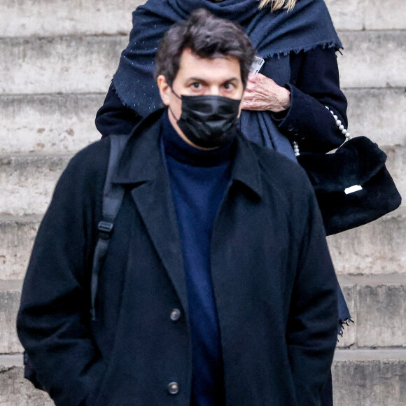 Candice Patou (femme du défunt) et son fils Julien - Sorties de la messe en hommage à Robert Hossein en l'église Saint-Sulpice à Paris. Le 9 février 2021