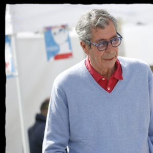 Exclusif - Patrick Balkany sur le marché de Levallois le dimanche 24 mai 2020. © Alain Guizard / Bestimage