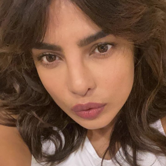 Priyanka Chopra a subi plusieurs opérations de chirurgie esthétique au nez, pour le réparer après une intervention médicale ratée.