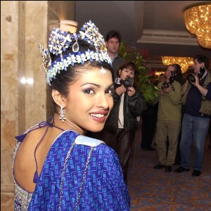 Priyanka Chopra, couronnée Miss Monde à 18 ans. Londres, en décembre 2000.
