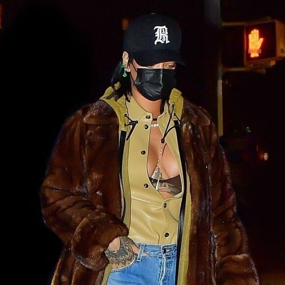 Exclusif - Rihanna sort dîner avec son compagnon A$AP Rocky (non photographié) et des amis chez Emilio Ballato, le restaurant du compagnon de Katie Holmes. New York, le 18 janvier 2021.