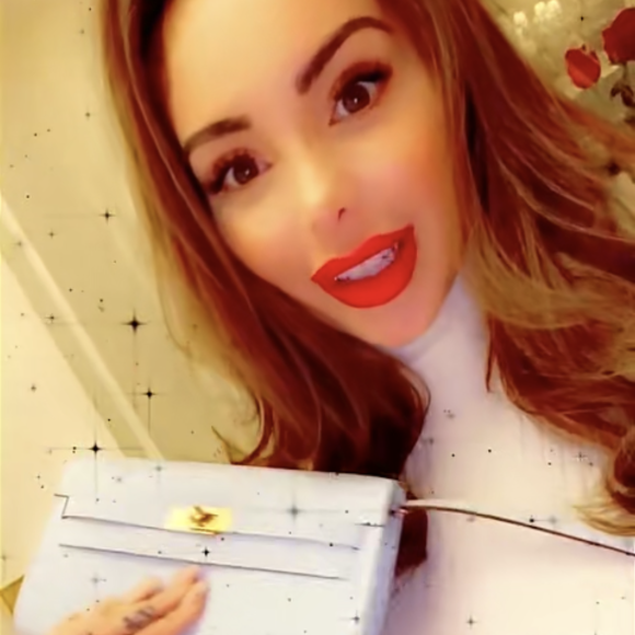 Nabilla et Thomas Vergara célèbrent la Saint-Valentin à Paris. Après une balade en bateau romantique, la maman de Milann a été gâtée : elle a reçu deux sacs Hermès !