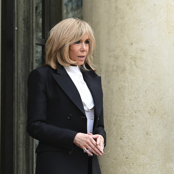 La première dame Brigitte Macron - Le roi et la reine d'Espagne sortent du palais de l'Elysée à Paris après un déjeuner avant la cérémonie à l'occasion de la première journée nationale d'hommage aux victimes du terrorisme le 11 mars 2020. © JB Autissier / Panoramic / Bestimage